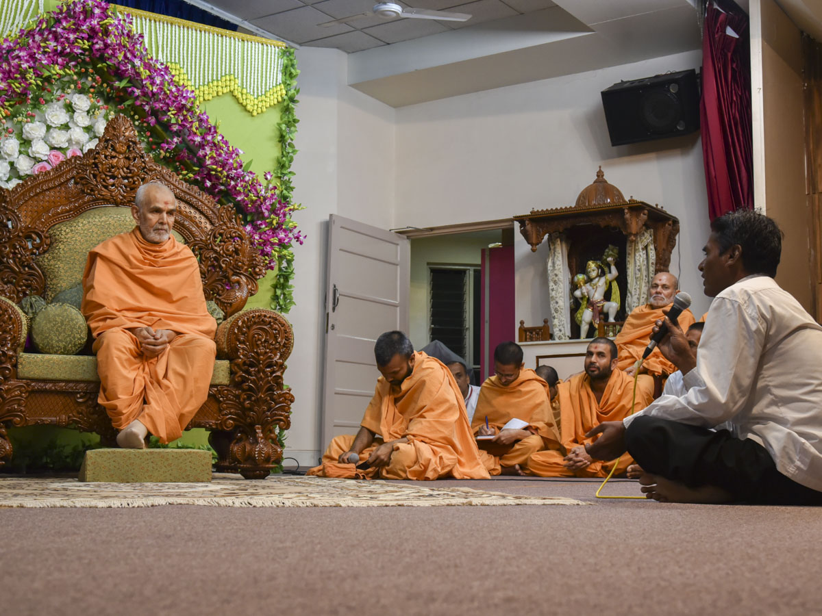 A devotee prays before Swamishri