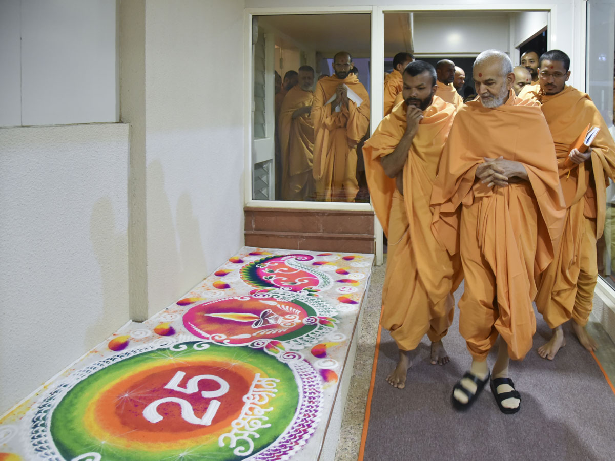 Param Pujya Mahant Swami Maharaj observes rangoli to mark Silver Jubilee celebration of Akshardham