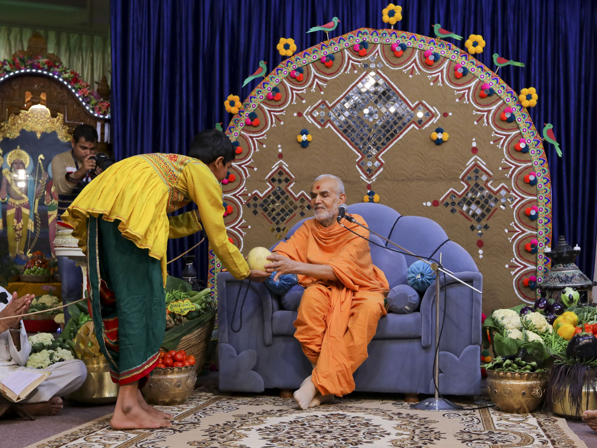 Swamishri accepts a 'chibhdu' as part of the program