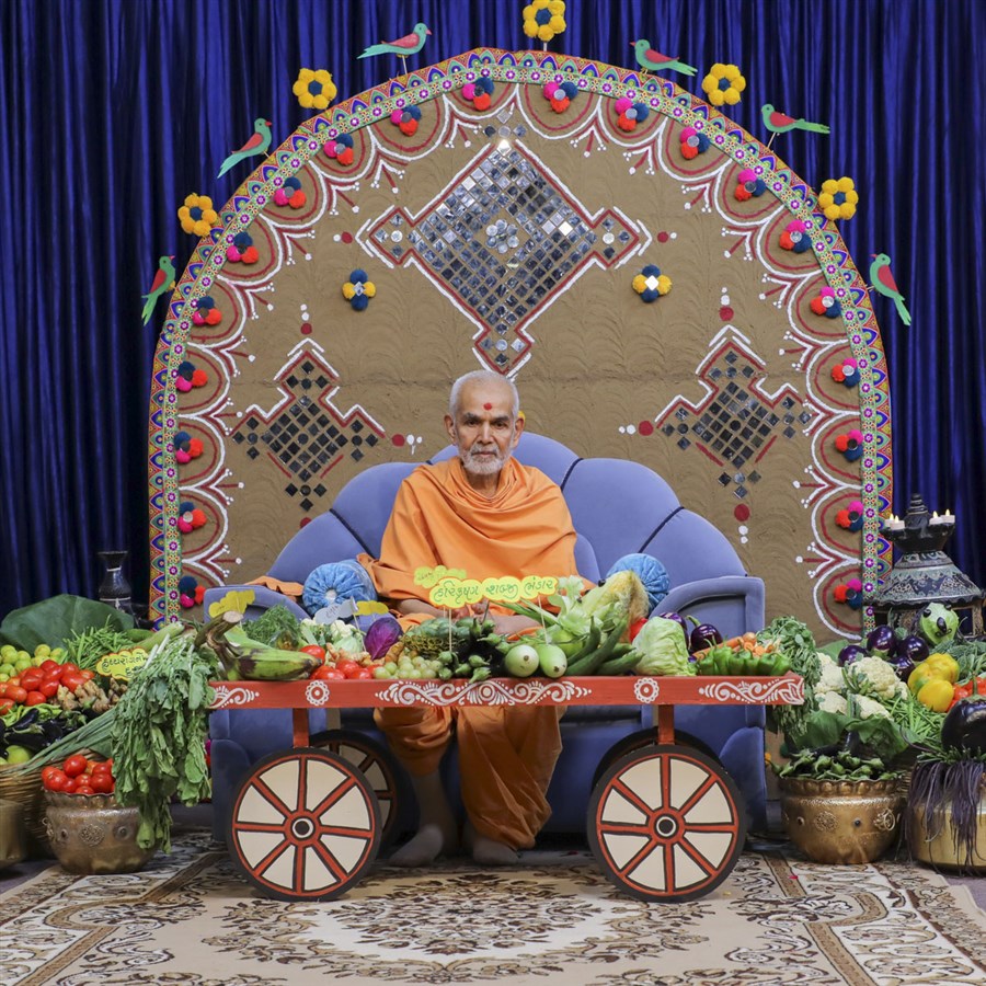 Swamishri sanctifies various fruits and vegetables offered in Thakorji's 'Haatdi' on Prabodhini Ekadashi