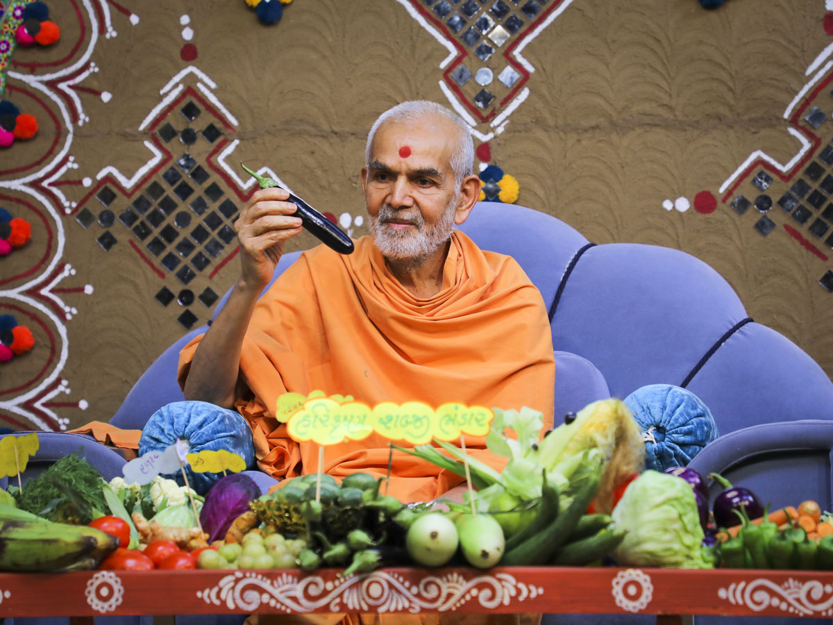 Swamishri sanctifies various vegetables offered in Thakorji's 'Haatdi' on Prabodhini Ekadashi