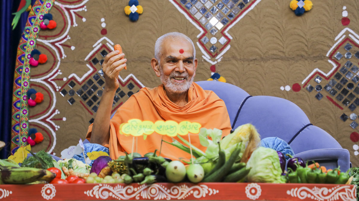 Swamishri sanctifies various vegetables offered in Thakorji's 'Haatdi' on Prabodhini Ekadashi
