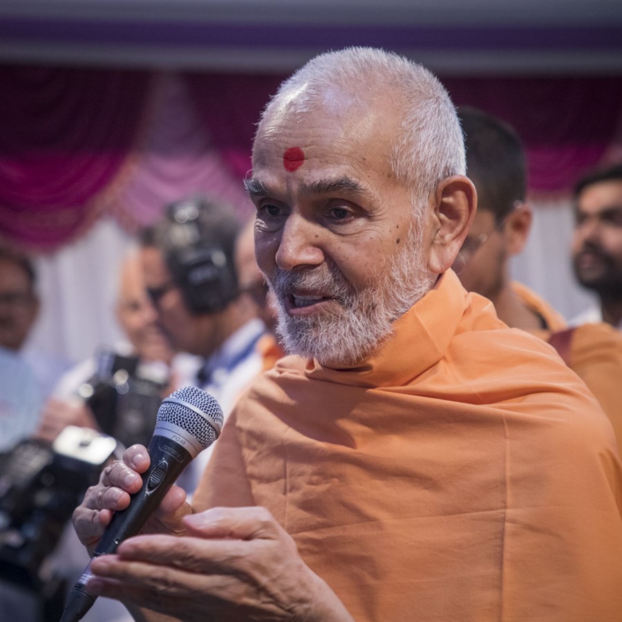 Swamishri blesses devotees from Mansa