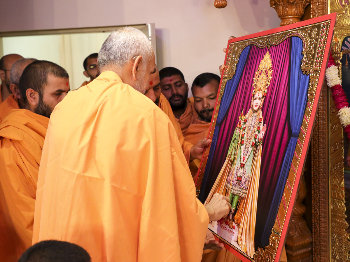 Param Pujya Mahant Swami Maharaj sanctifies a murti of Bhagwan Swaminarayan