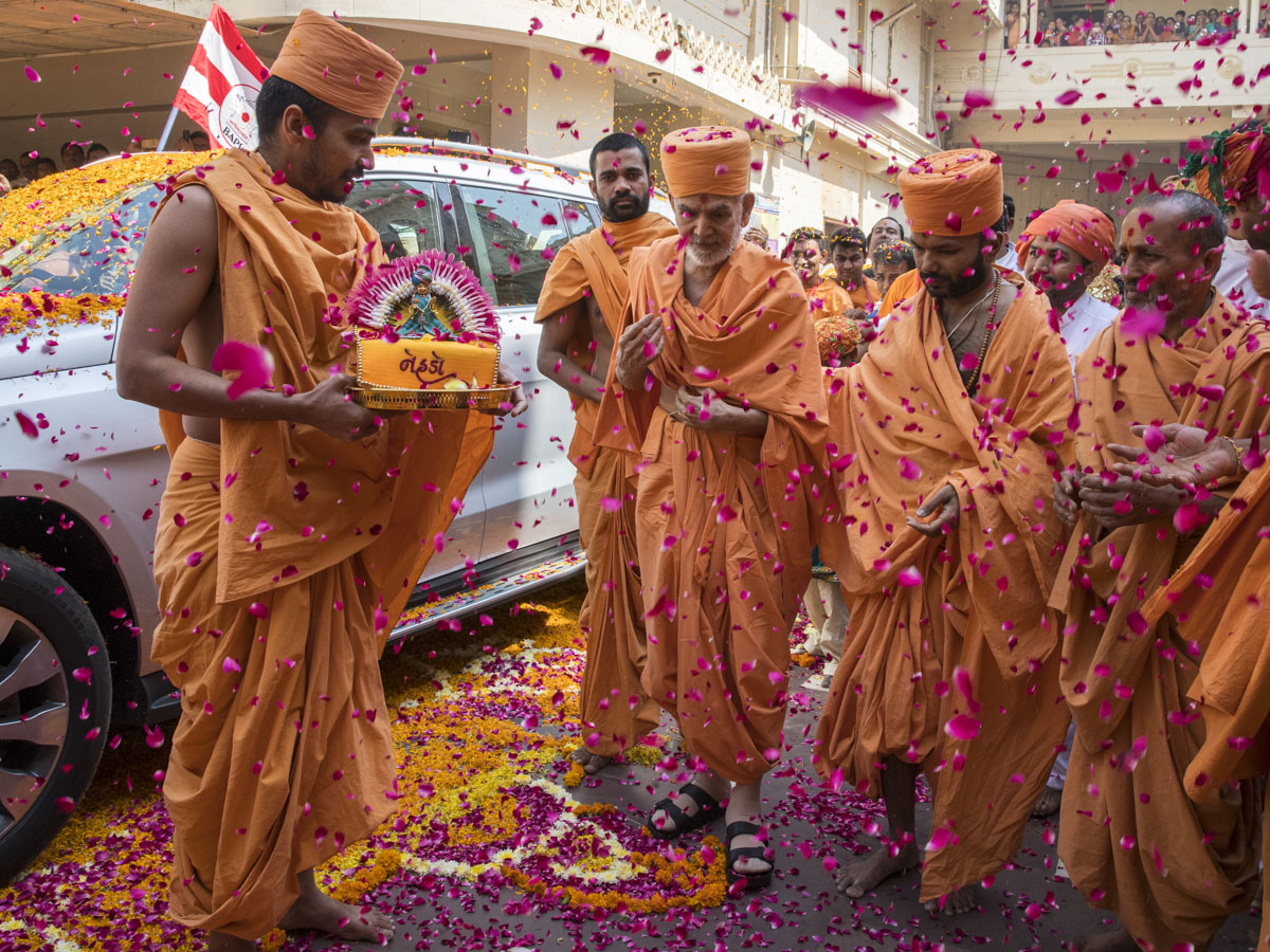 Swamishri arrives at BAPS Shri Swaminarayan Mandir, Bochasan