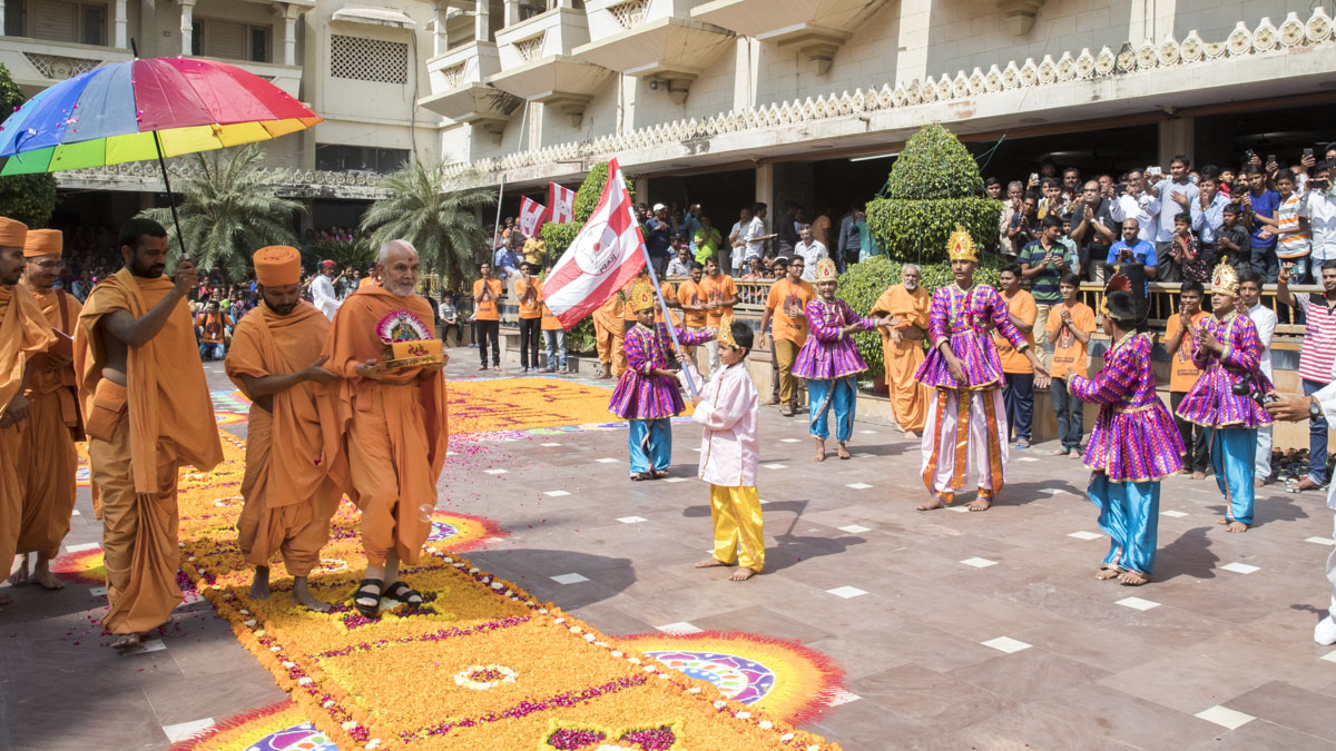 Children welcome Swamishri