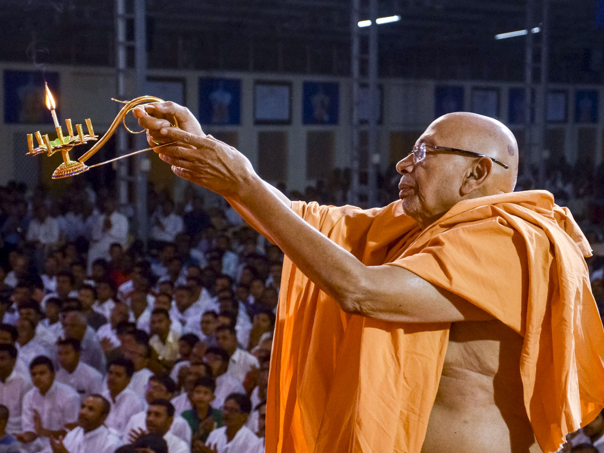 Pujya Tyagvallabh Swami performs arti