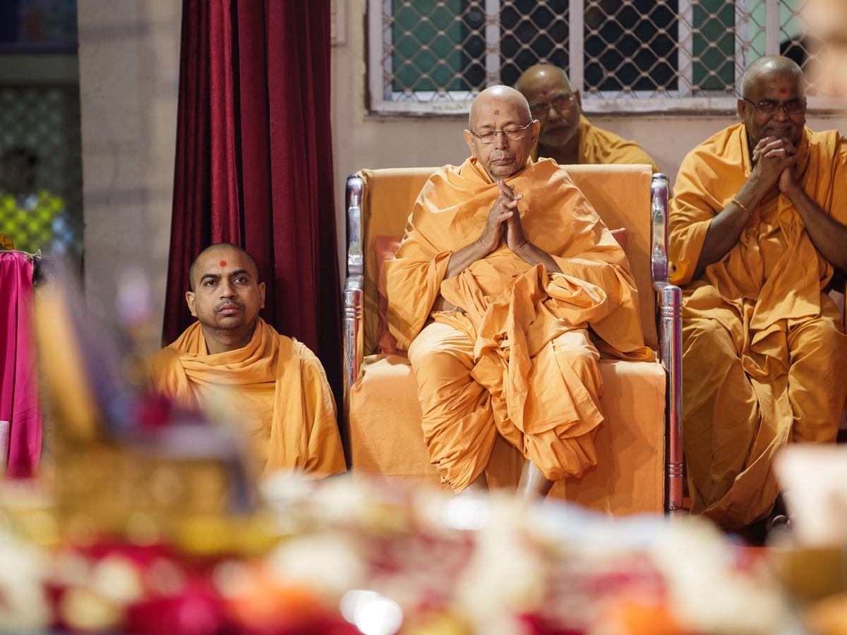 Pujya Tyagvallabh Swami and sadhus doing Swamishri's puja darshan