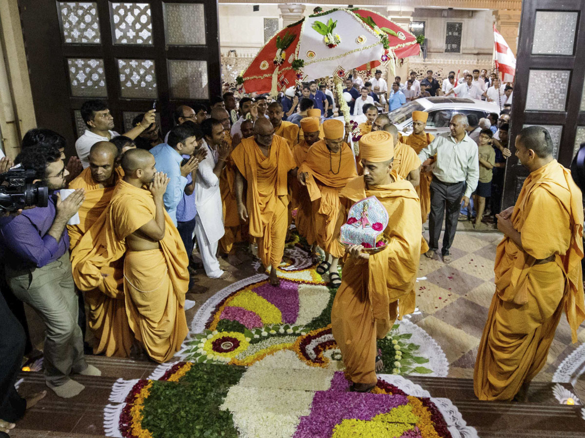 Param Pujya Mahant Swami arrives at BAPS Shri Swaminarayan Mandir, Mumbai