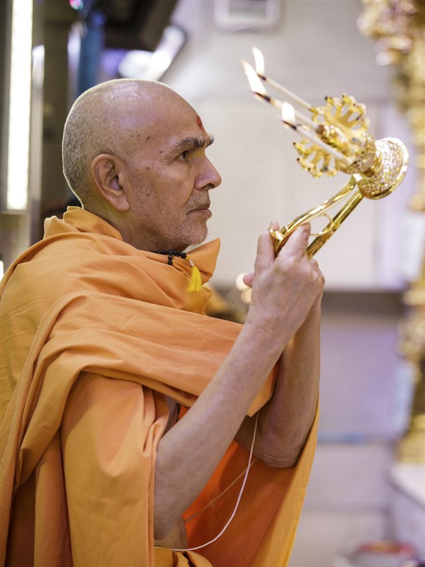Swamishri performs arti
