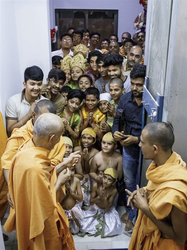 Children and youths doing darshan of Swamishri