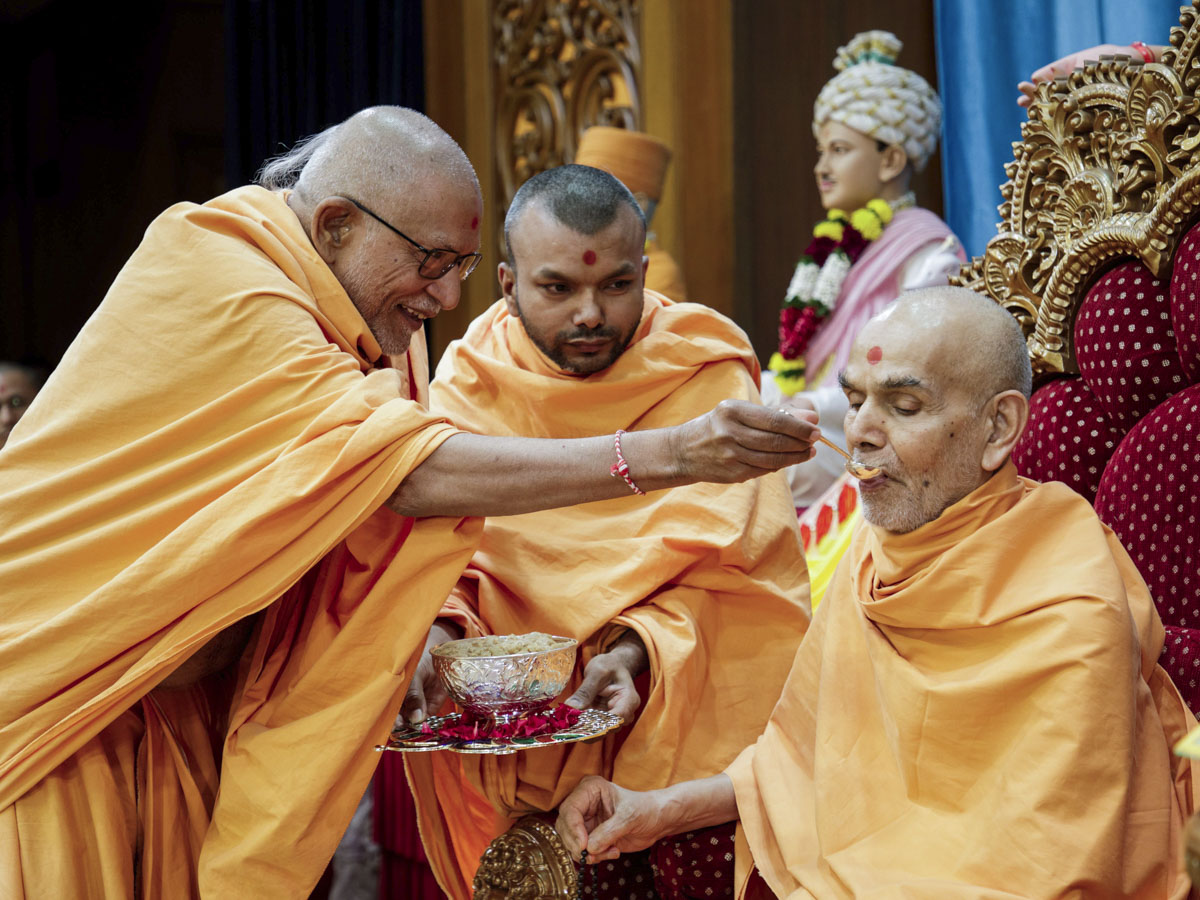 Swamishri partakes a shiro