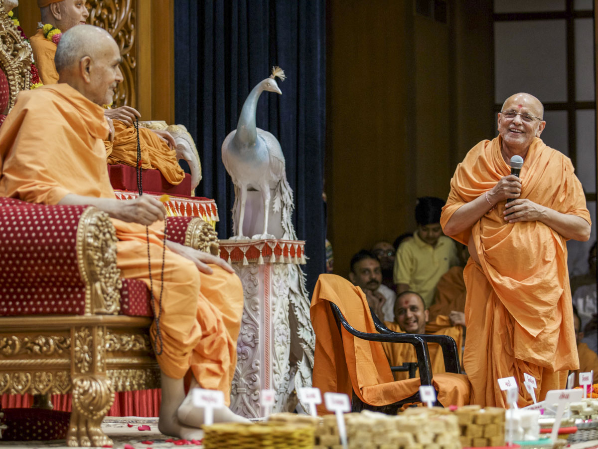 Pujya Ishwarcharan Swami recalls old memories of Param Pujya Mahant Swami Maharaj in Mumbai