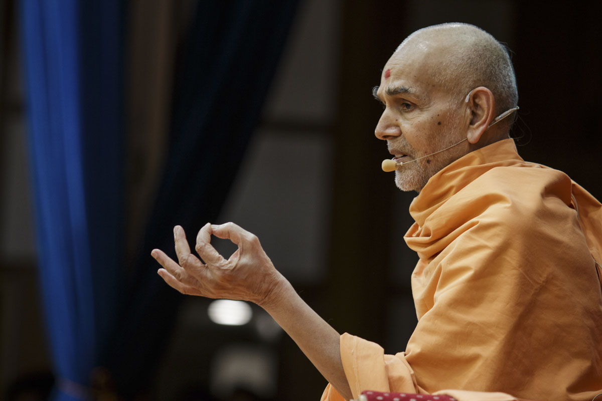 Swamishri blesses the evening satsang assembly