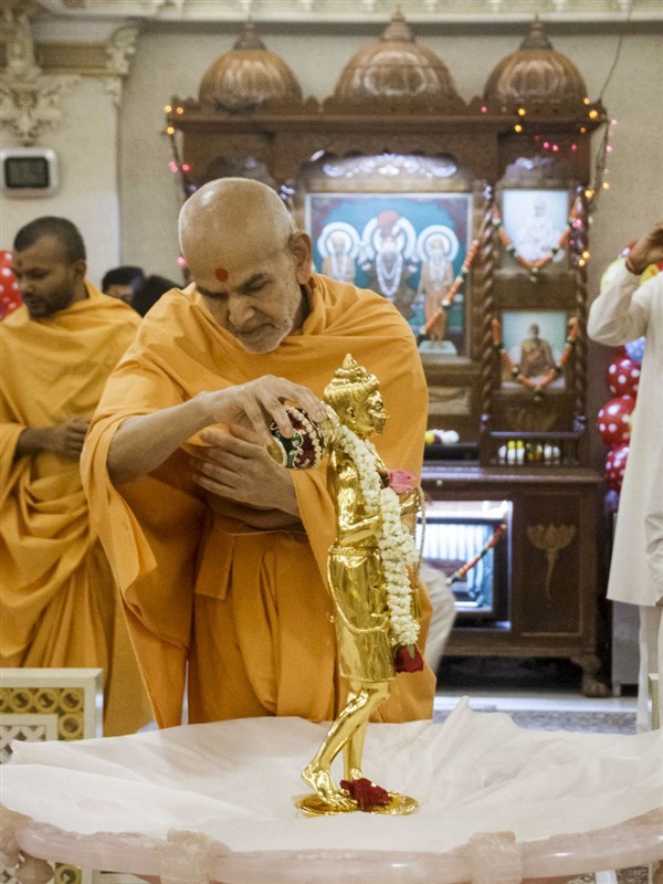 Pram Pujya Mahant Swami Maharaj performs abhishek of Shri Nilkanth Varni
