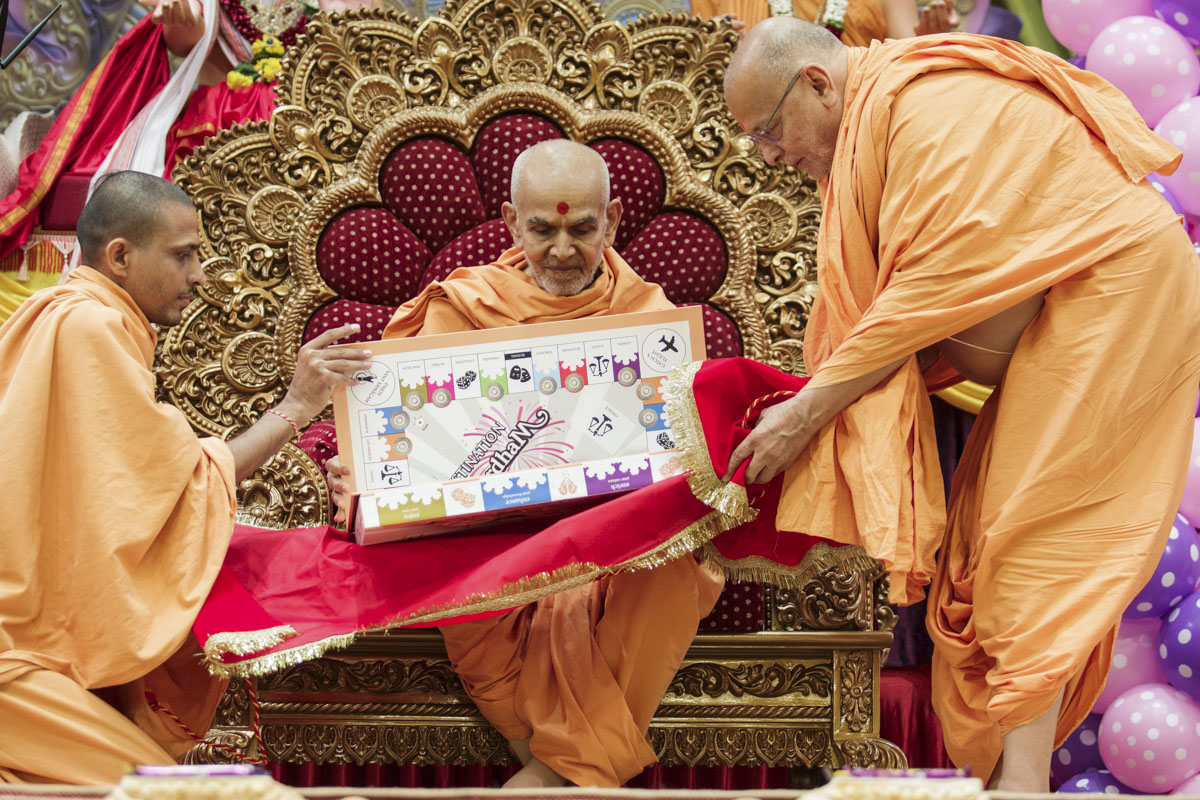 Swamishri inaugurates a new game, 'Destination Akshardham', published by Swaminarayan Aksharpith