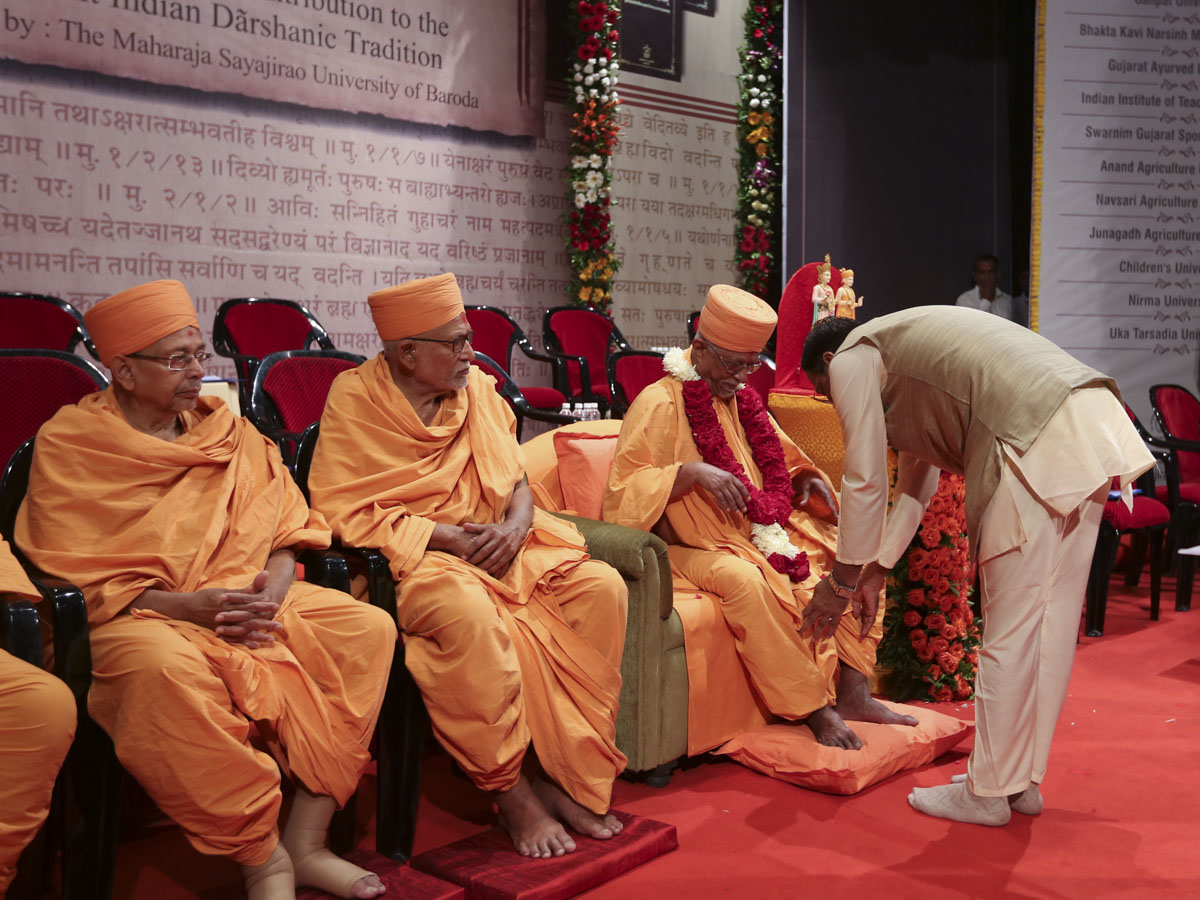 Dr. Parimal Vyas welcomes Pujya Swayamprakash Swami (Doctor Swami) and senior sadhus with garlands