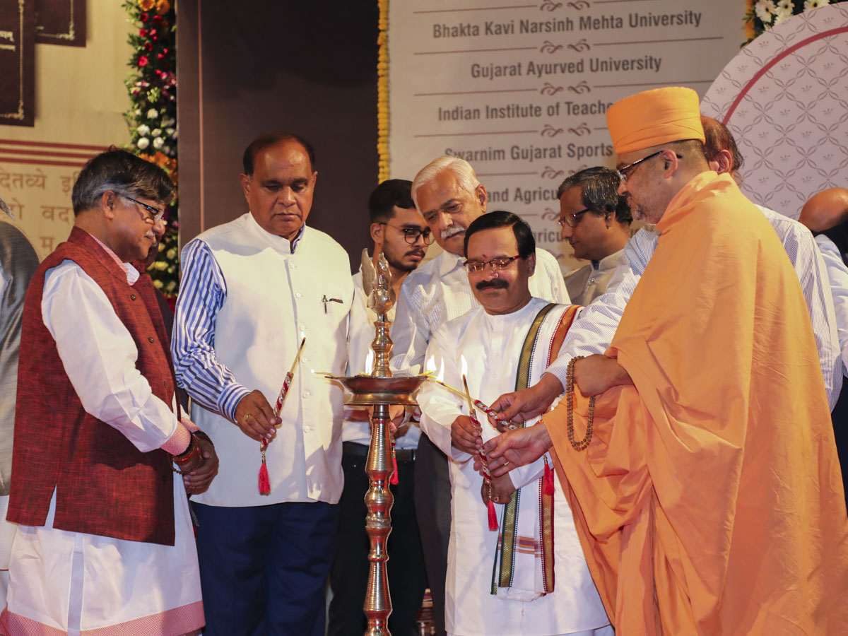 Bhadresh Swami and dignitaries light the inaugural lamps