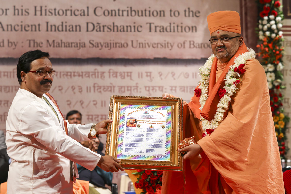 Vice Chancellor Dr. Murlidhar Sharma of Rashtriya Sanskrit Vidyapeetha, Tirupati, honors Bhadresh Swami