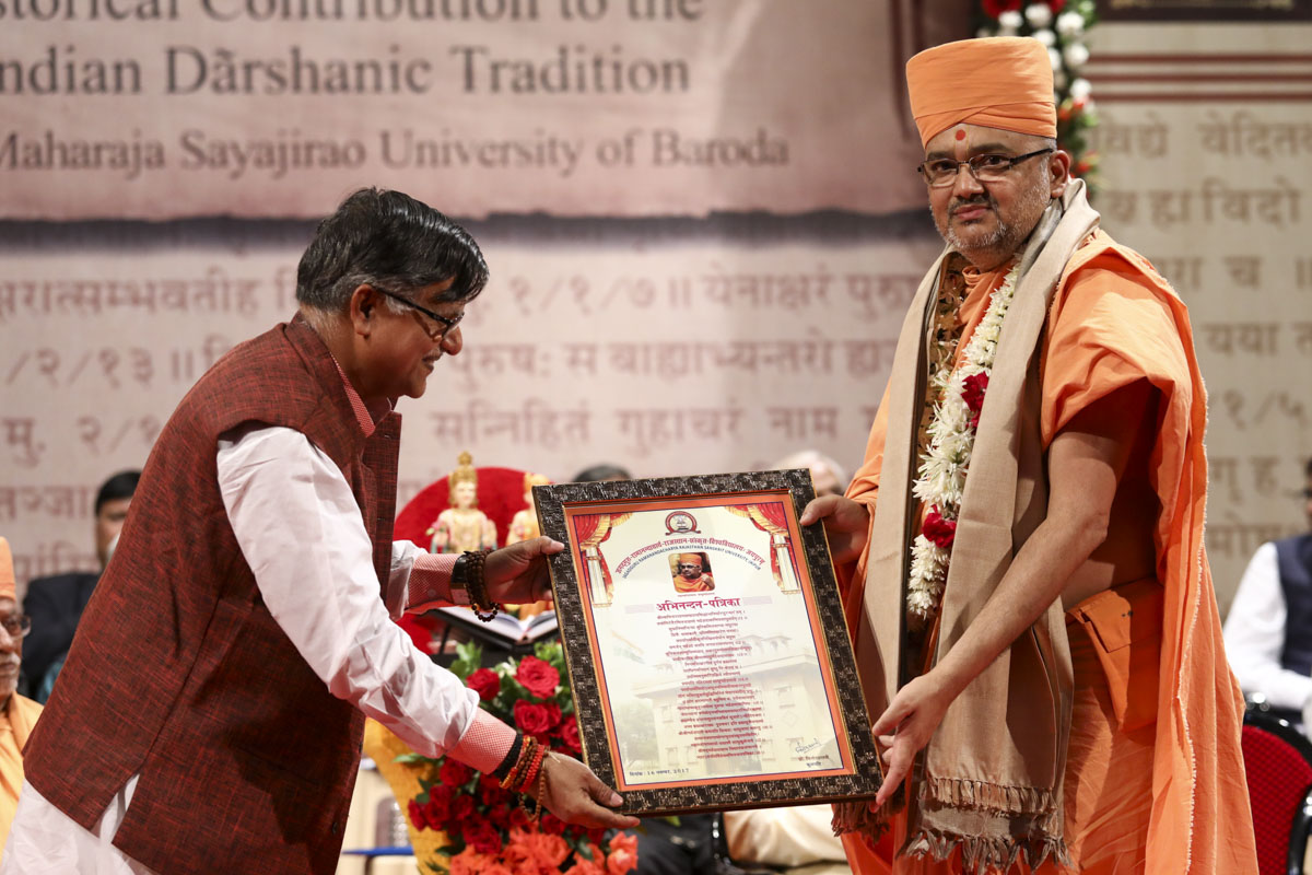Vice Chancellor Dr. Vinod Shastri of Jagadguru Ramanandacharya Rajasthan Sanskrit University felicitates Bhadresh Swami