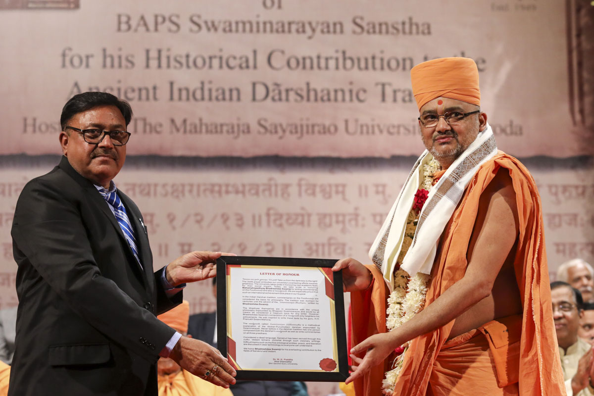 Vice Chancellor Dr. Mahendra Padalia of Shri Govind Guru University honors Bhadresh Swami