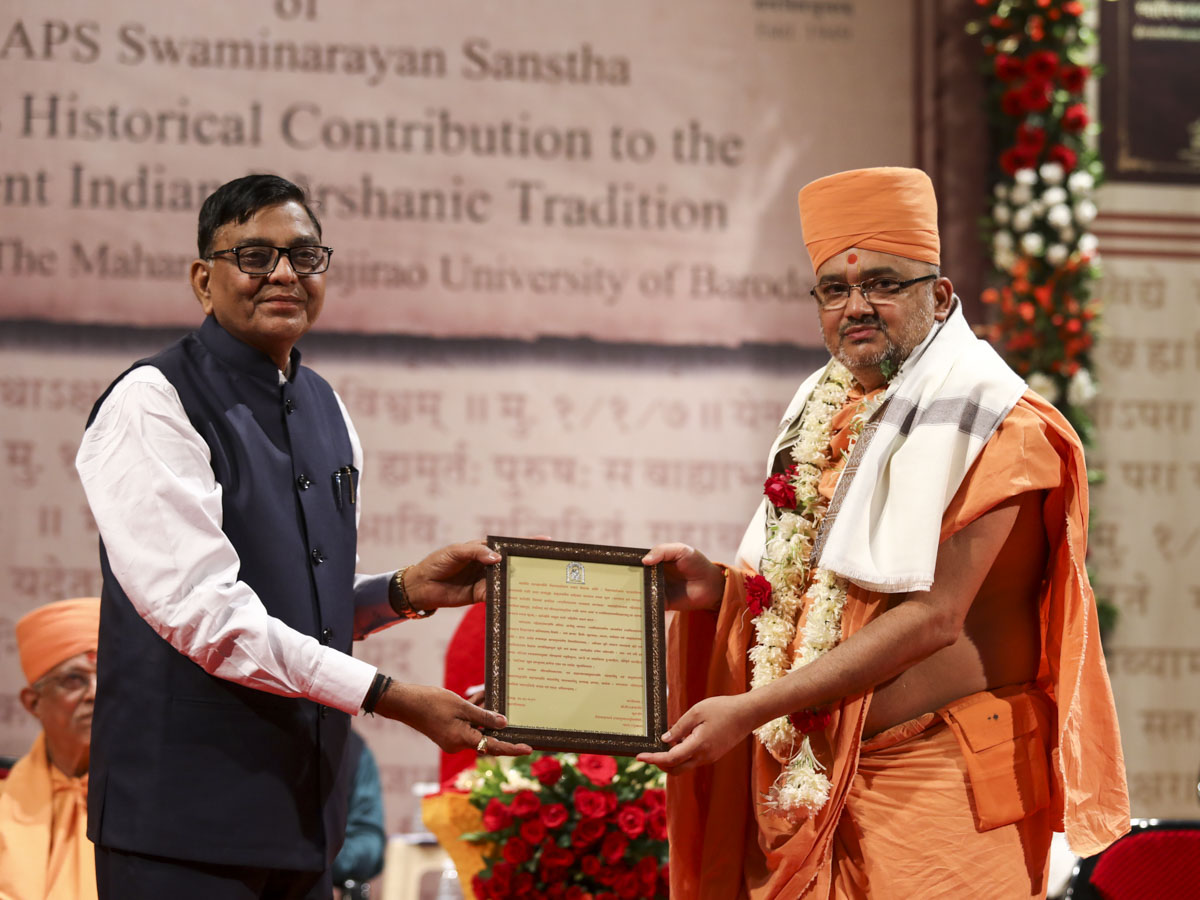 Vice Chancellor Prof. B.A. Prajapati of Hemchandracharya North Gujarat University honors Bhadresh Swami