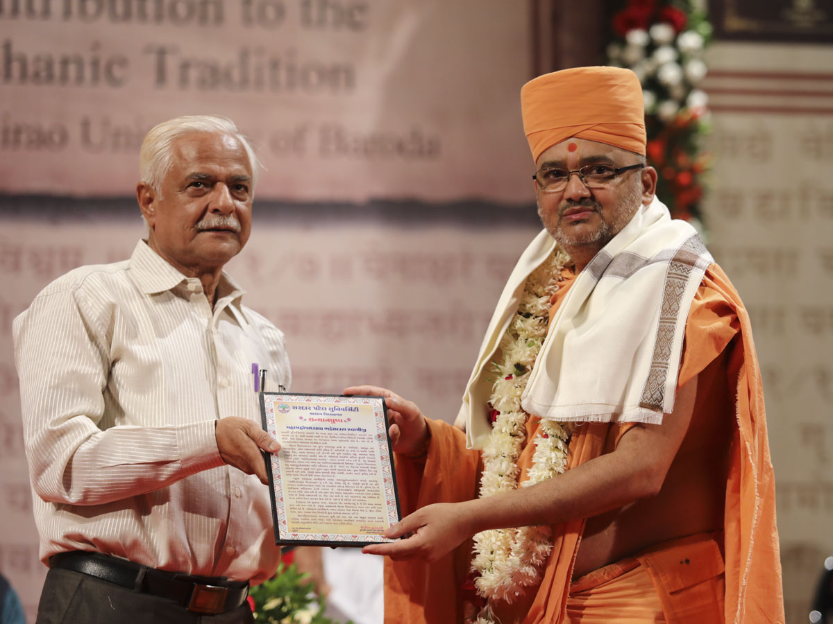 Vice Chancellor Dr. Shirish Kulkarni of Sardar Patel University honors Bhadresh Swami