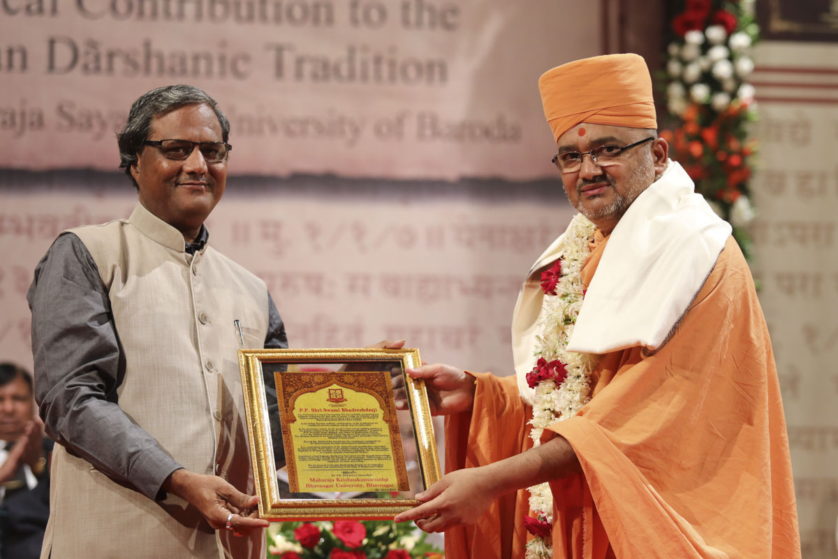 Vice Chancellor Dr. Shailesh Zala of Maharaja Krishnakumarsinhji Bhavnagar University honors Bhadresh Swami