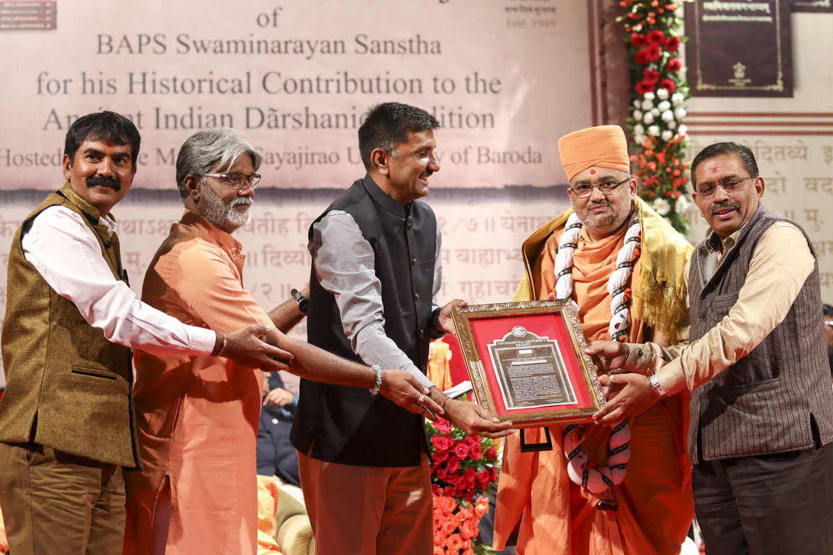 Vice Chancellor Prof. Pratapsinh Chauhan and representatives of Saurashtra University honor Bhadresh Swami
