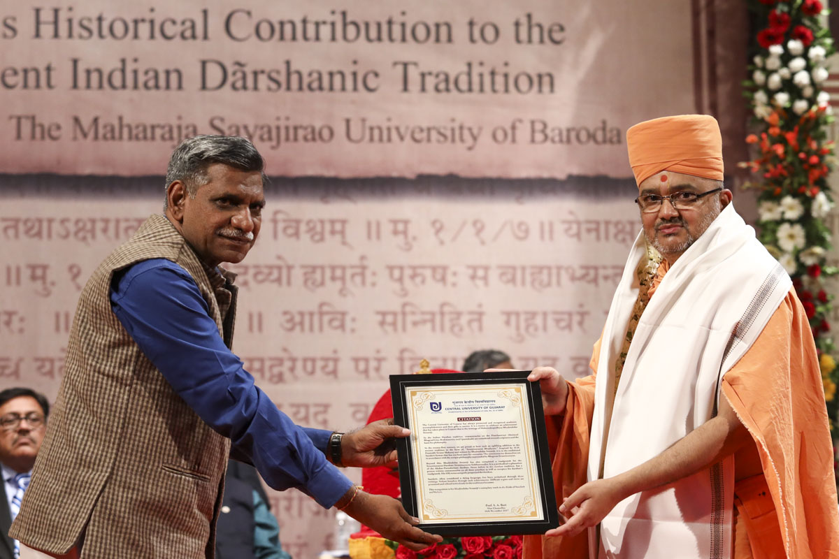Prof. Alok Gupta of Central University of Gujarat honors Bhadresh Swami