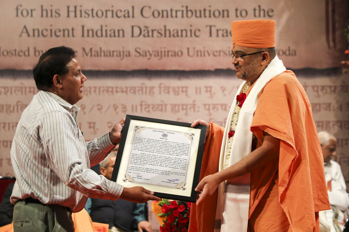 Prof. Ramgopal of Gujarat Vidyapith honors Bhadresh Swami