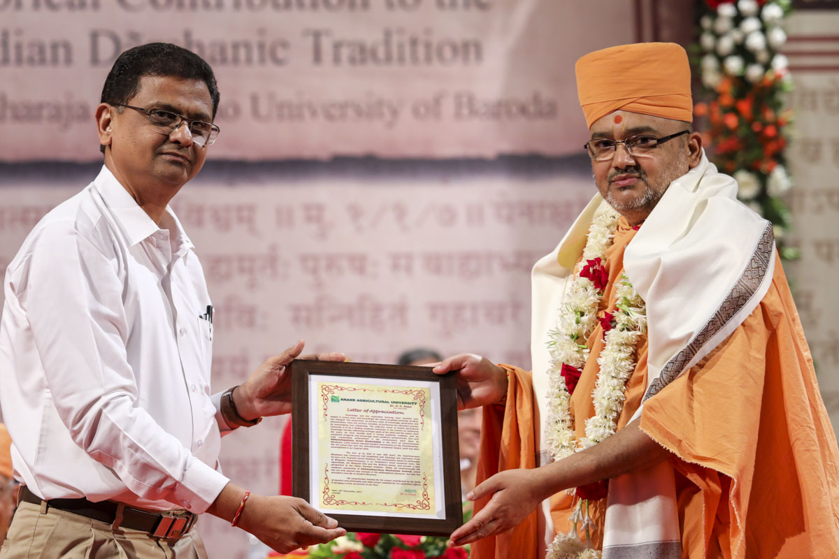 Dr M.N. Brahmabhatt of Anand Agriculture University honors Bhadresh Swami
