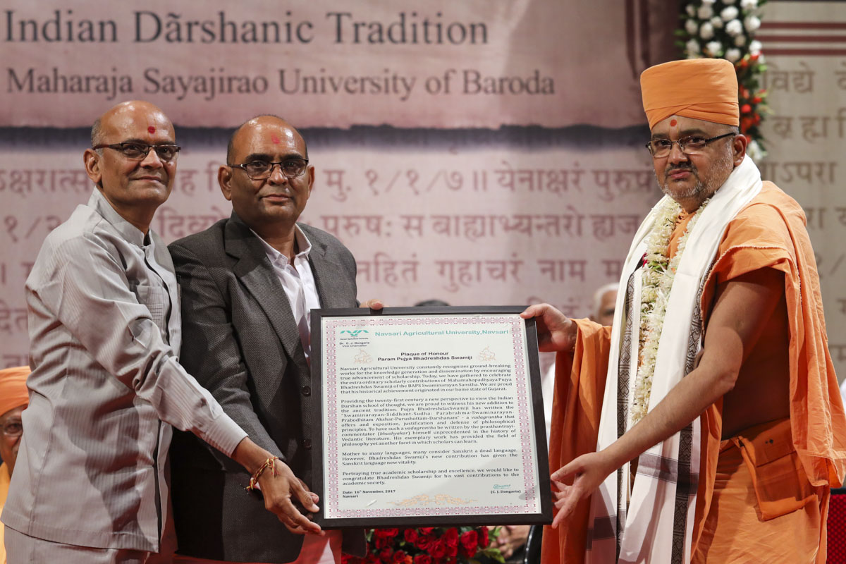 Shri Vallabh Thummar (PO) and representative of Navsari Agriculture University honor Bhadresh Swami