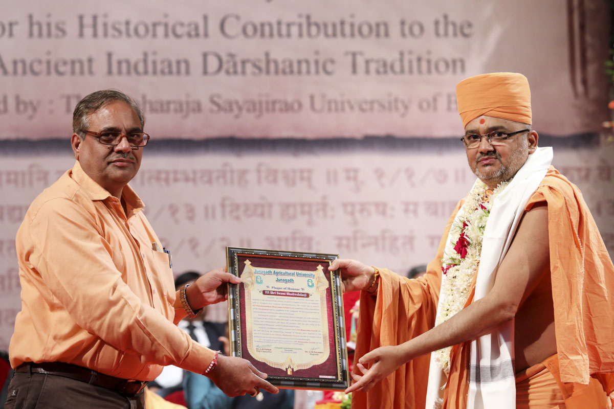 Mr. Narendra Gontia (Dean) of Junagadh Agriculture University honors Bhadresh Swami
