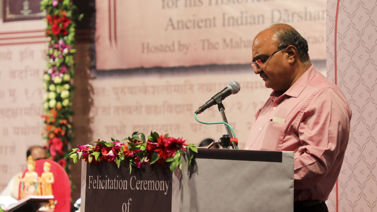 Prof. M.N. Parmar delivers the vote of thanks