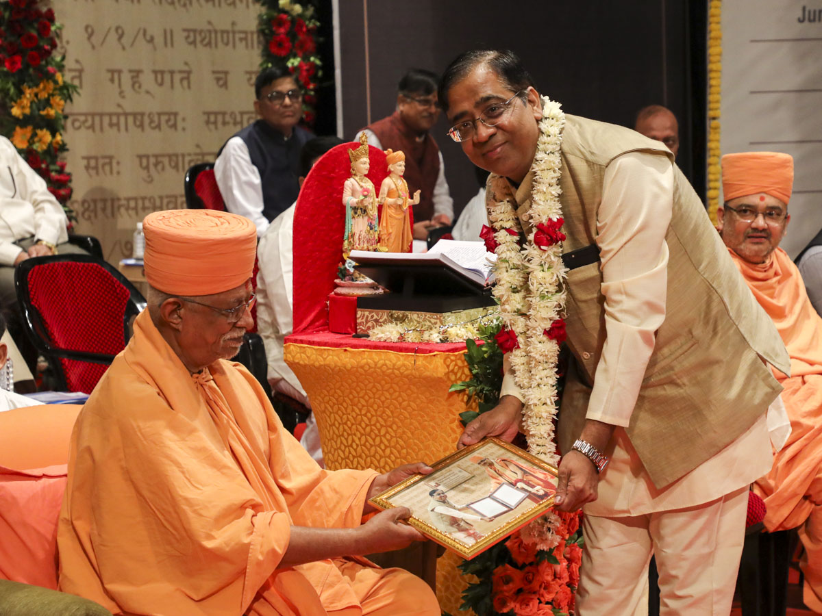 Pujya Doctor Swami presents memento to Dr. Parimal Vyas