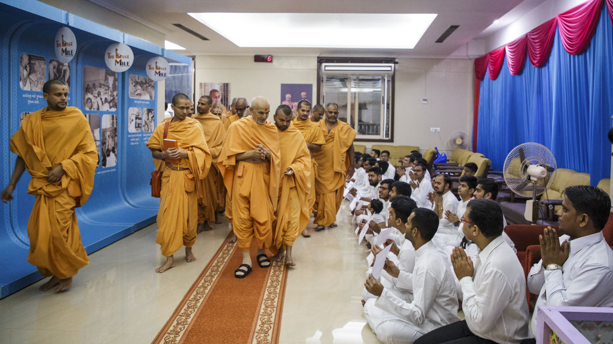 Swamishri greets youths with 'Jai Swaminarayan'