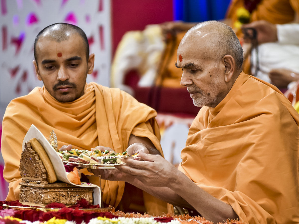 Swamishri offers thal to Shri Harikrishna Maharaj