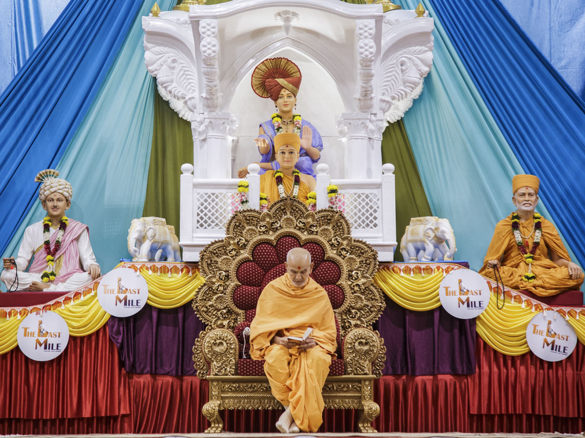 Swamishri reads Shikshapatri during his morning puja