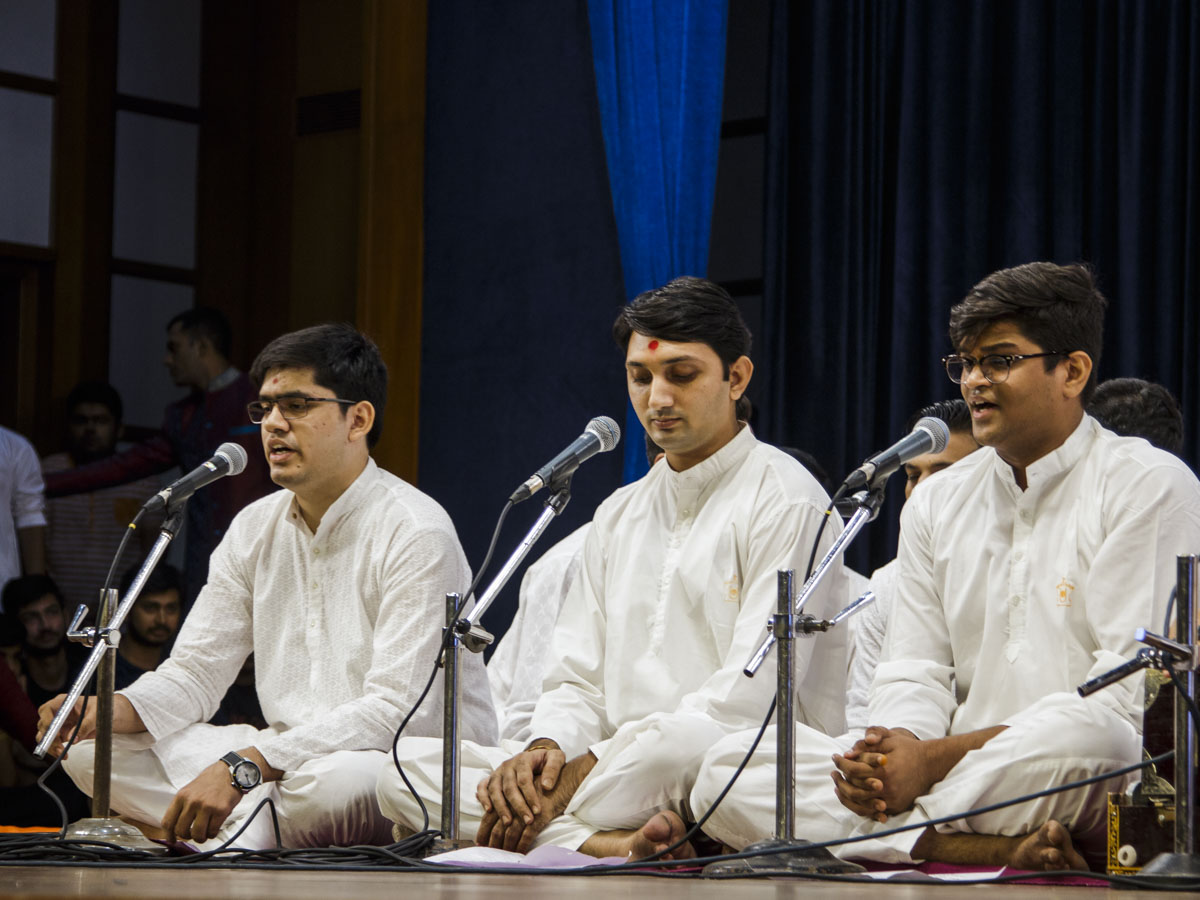 Youths sing kirtans in the Yuva Din assembly