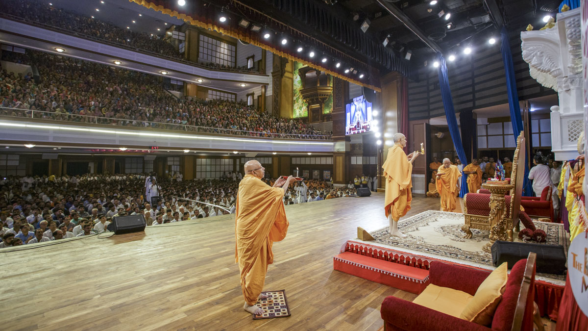 Swamishri, Pujya Bhaktipriya Swami (Kothari Swami) and Pujya Tyagvallabh Swami perform evening arti