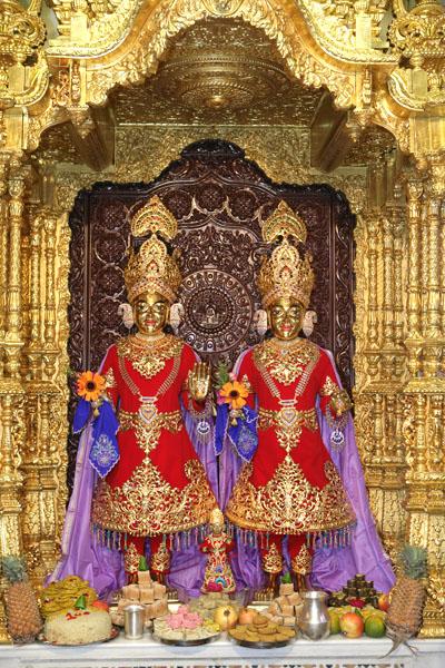 Ghanshyam Maharaj, Guru Parampara and Shri Nilkanth Varni Murti-Pratishtha, Bochasan - 