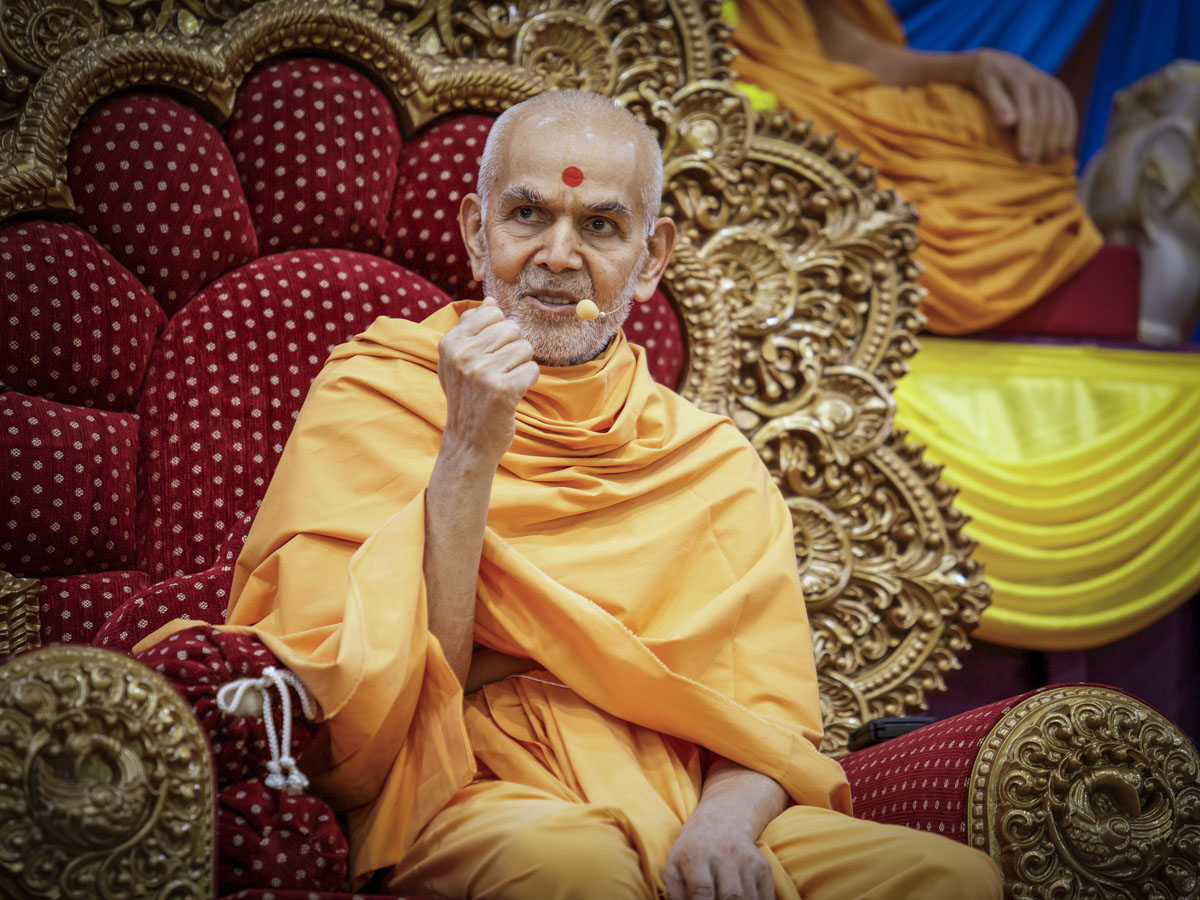 Swamishri blesses the morning satsang assembly