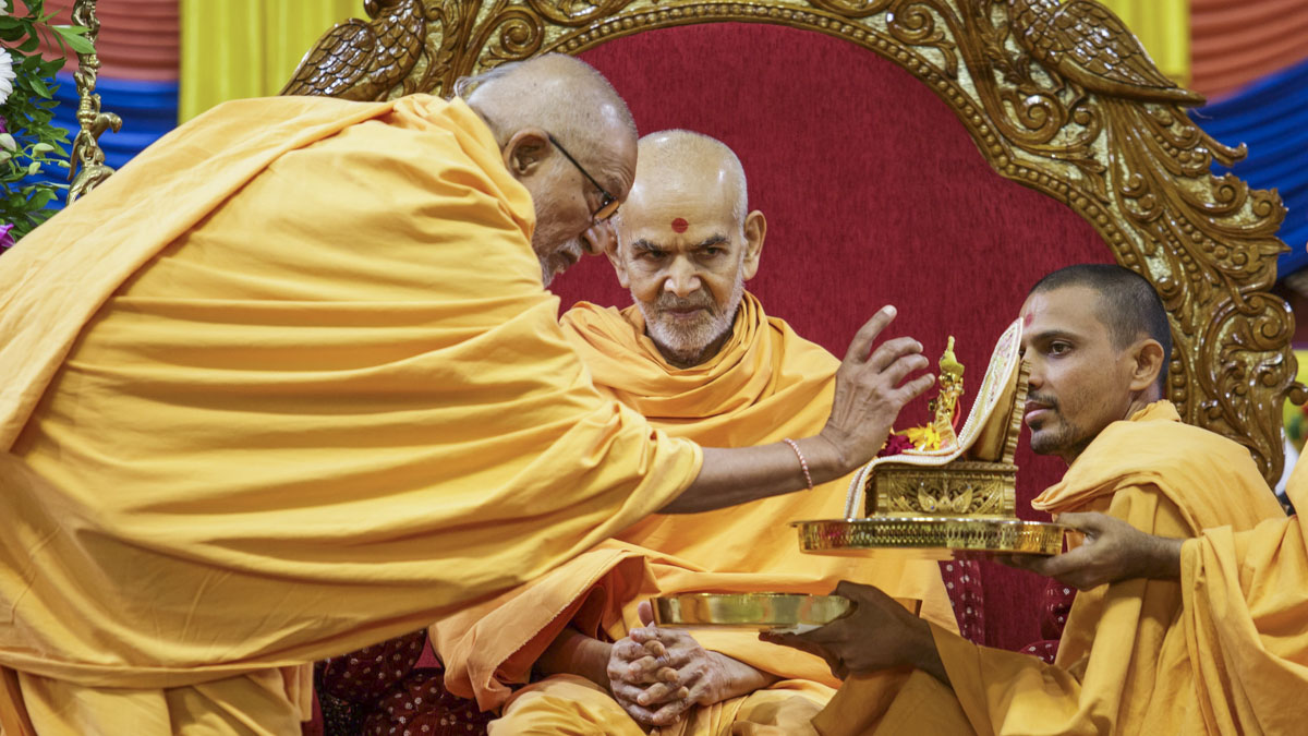 Pujya Bhaktipriya Swami (Kothari Swami) performs pujan of Shri Harikrishna Maharaj