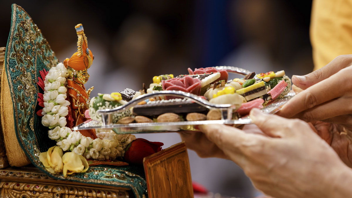 Swamishri offers thal to Shri Harikrishna Maharaj in his morning puja