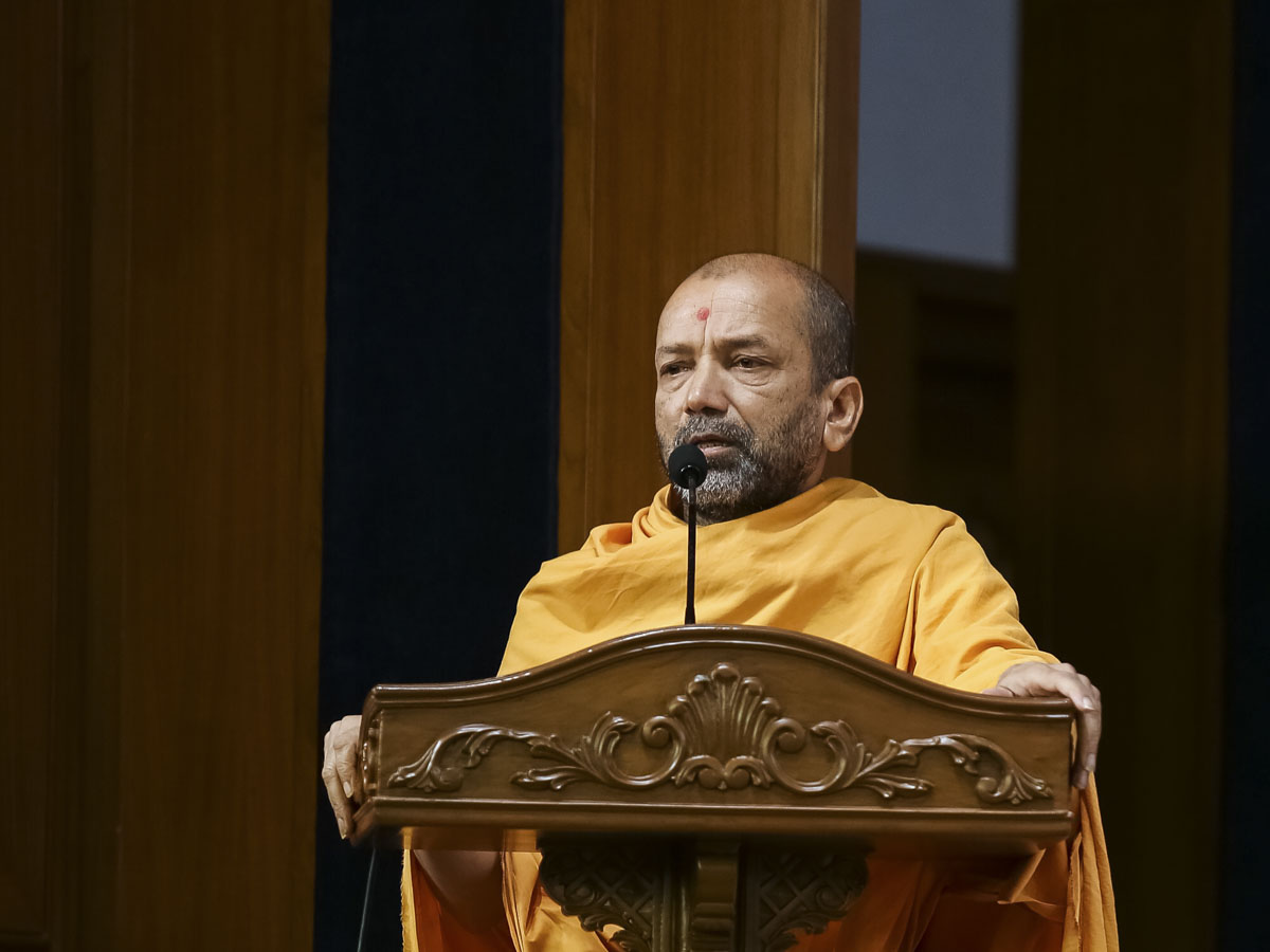 Anandjivan Swami addresses the evening satsang assembly