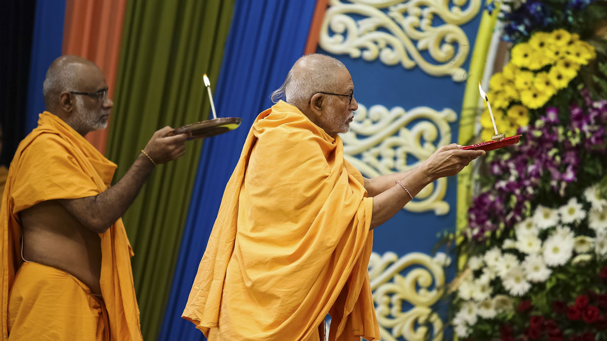 Pujya Bhaktipriya Swami (Kothari Swami) and Abhayswarup Swami perform arti