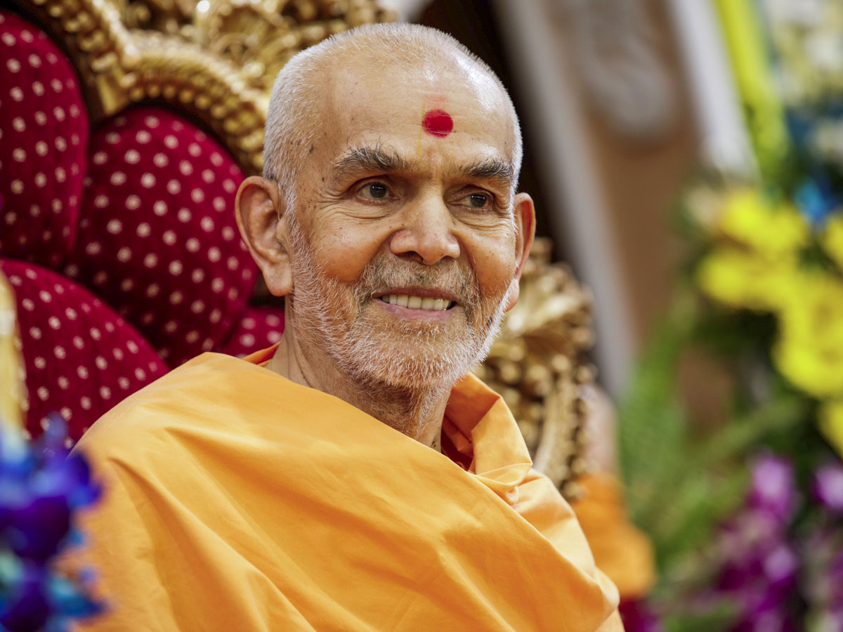Swamishri in a divine mood during the assembly