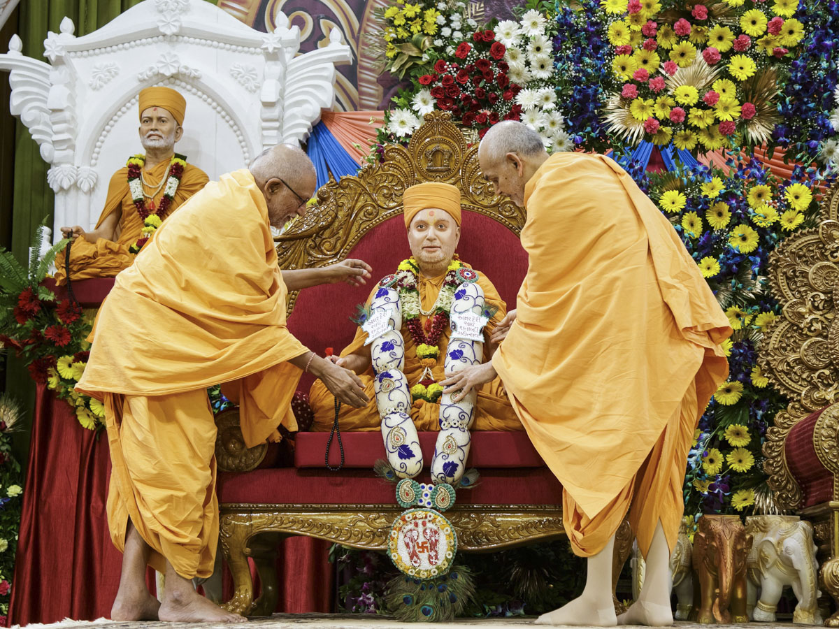 Swamishri and Pujya Kothari Swami honor HH Pramukh Swami Maharaj with a garland