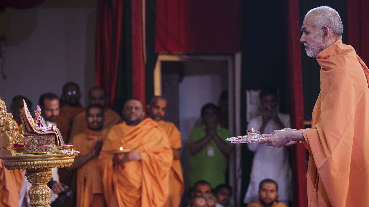 Param Pujya Mahant Swami Maharaj performs morning arti